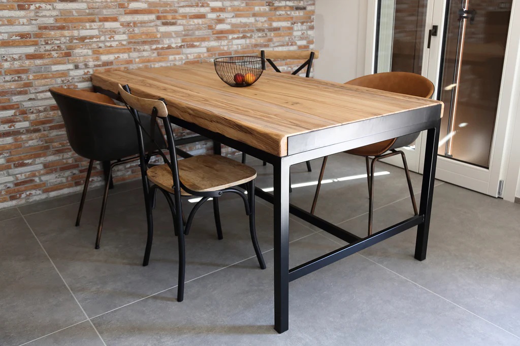 Stół w stylu industrialnym