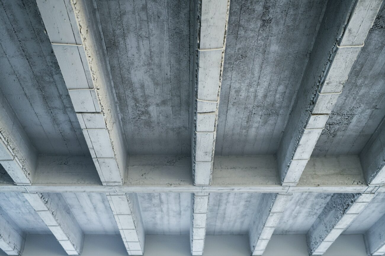 Strop betonowy i strop drewniany - różnice
